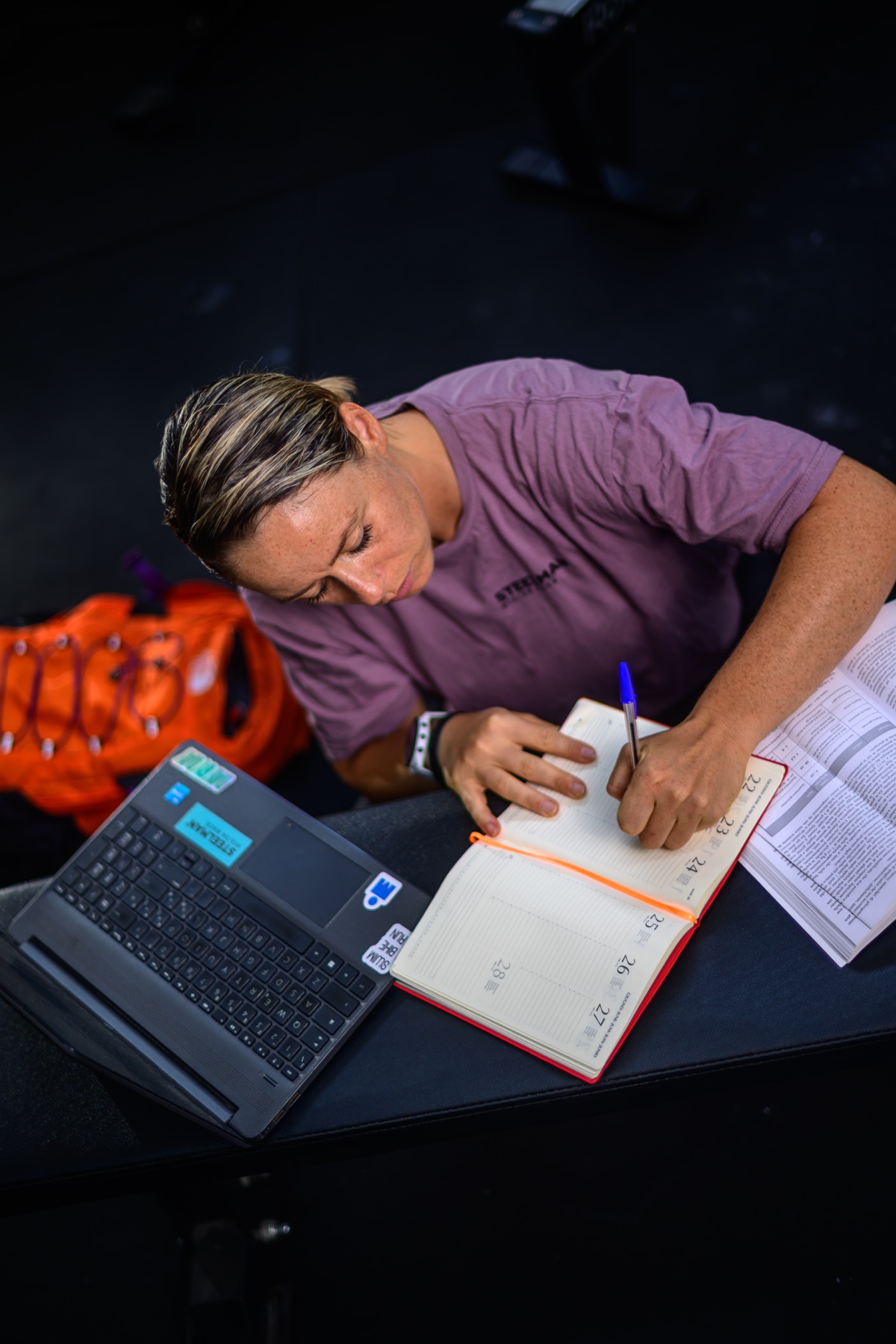 Indra al lavoro con agenda e computer